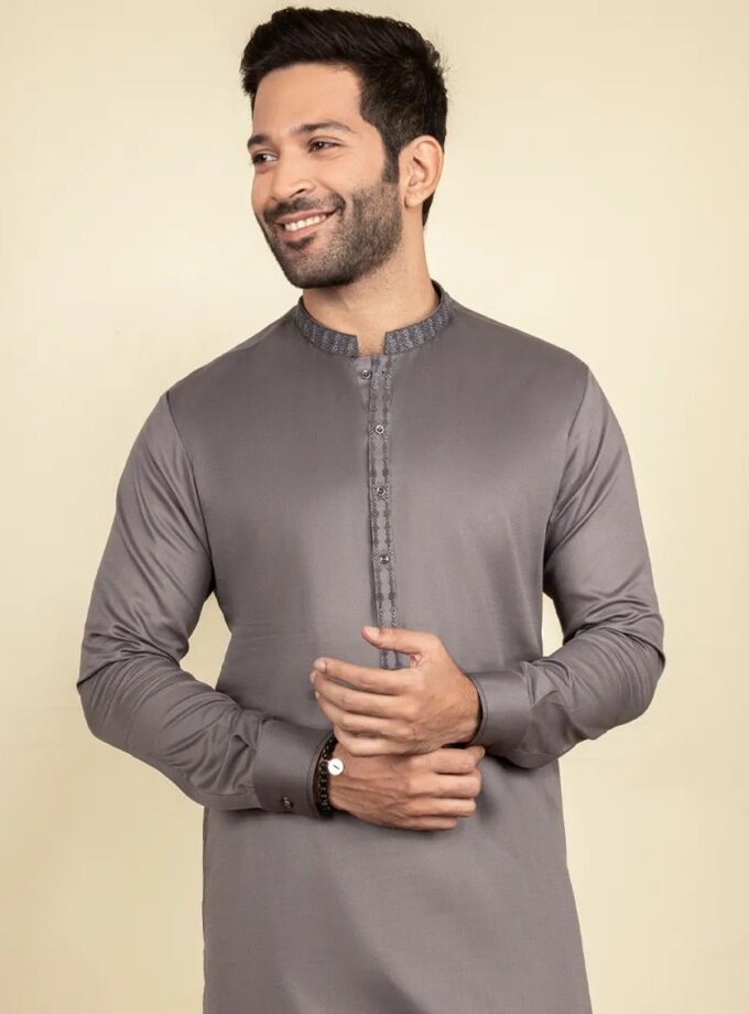 Junaid Jamshed Shalwaar Kameez Donkergrijs Fancy Collar maat S 4831
