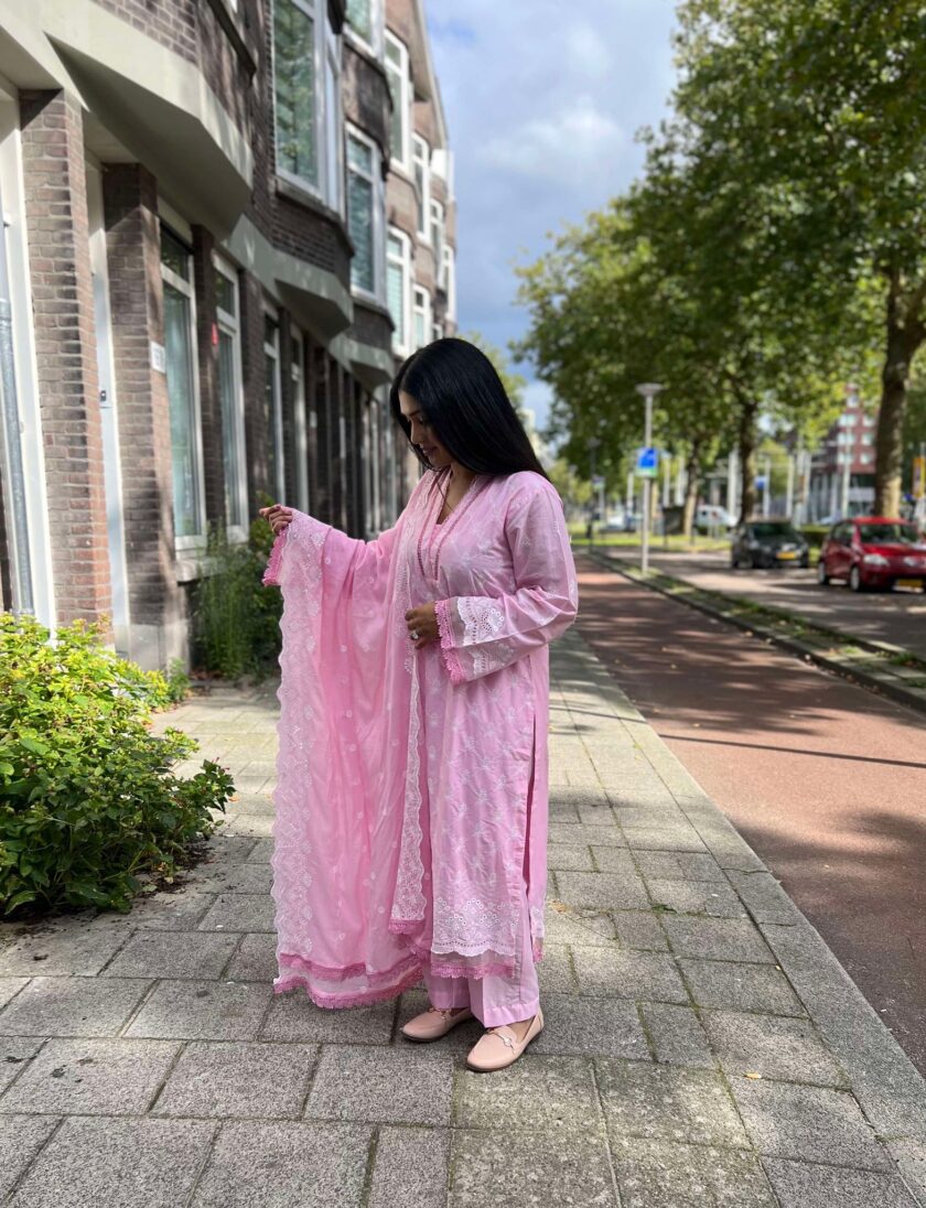 Katoenen suit roze met wit draadbewerkt - Afbeelding 4