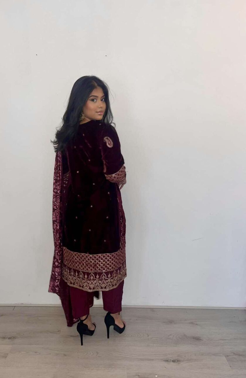 Velvet suit met velvet plachi shawl bordeauxbruin met goud - Afbeelding 4