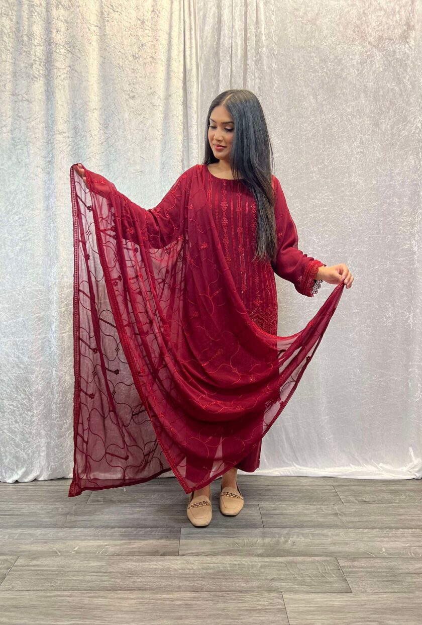 Chiffon suit bordeaux op bordeaux