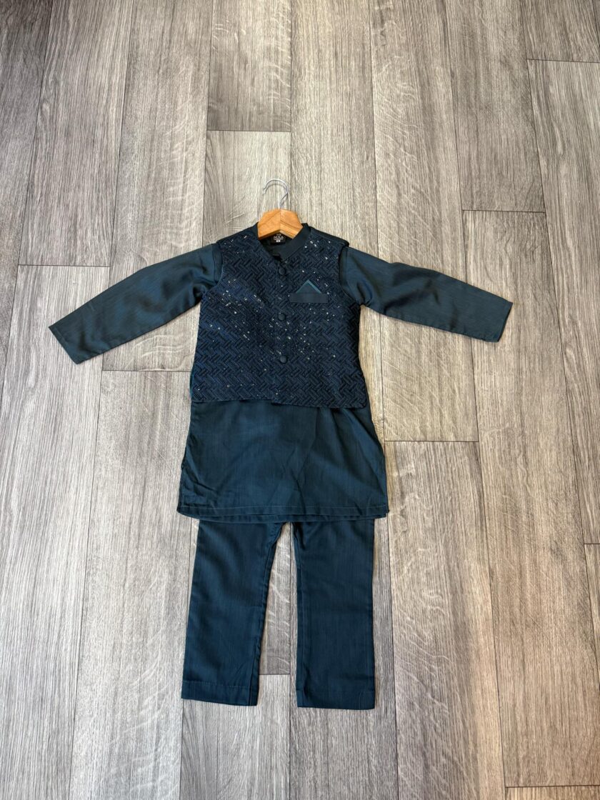 Katoenen shalwaar kameez met waistcoat artikelnummer 0538 maat 110 en 128