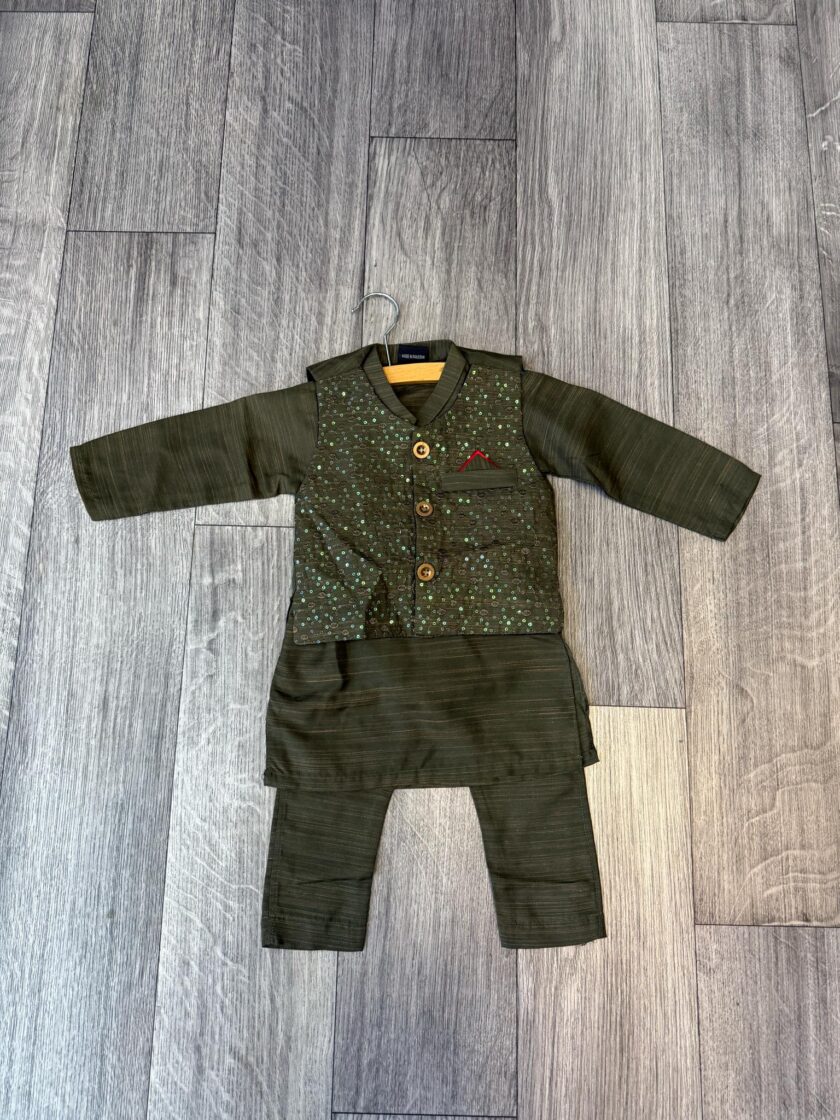 Katoenen shalwaar kameez met waistcoat artikelnummer 0523 maat 74/80 en 116