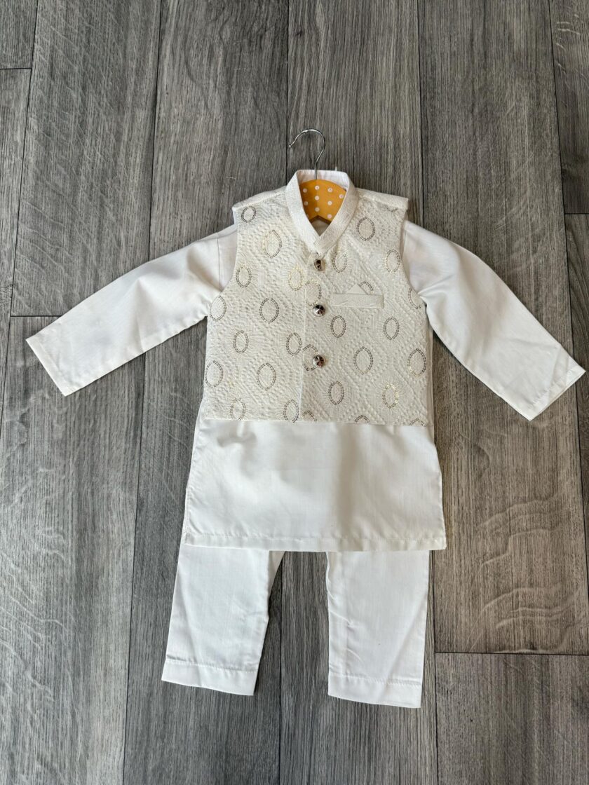 Shalwaar kameez wit met waistcoat artikelnummer 0519 maat 74 en 98/104