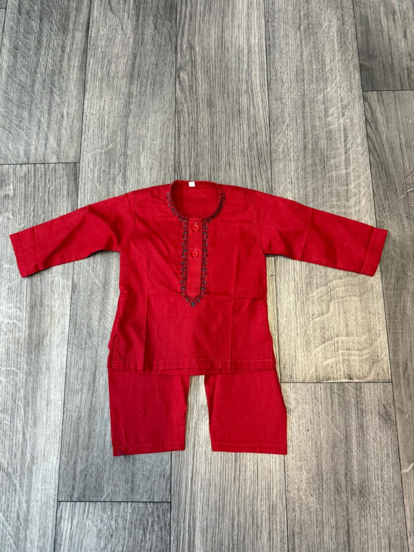 Katoenen kurta pyjama rood artikelnummer 0517 maat 56