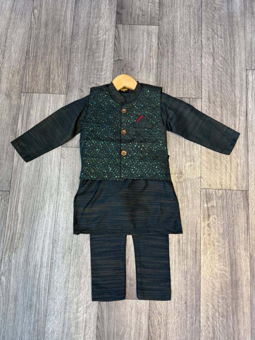 Katoenen shalwaar kameez met waistcoat artikelnummer 0550 maat 116 en 122