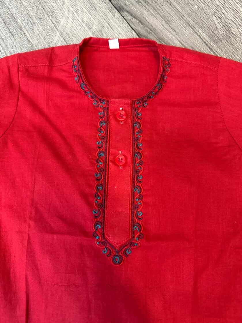 Katoenen kurta pyjama rood artikelnummer 0517 maat 56 - Afbeelding 2