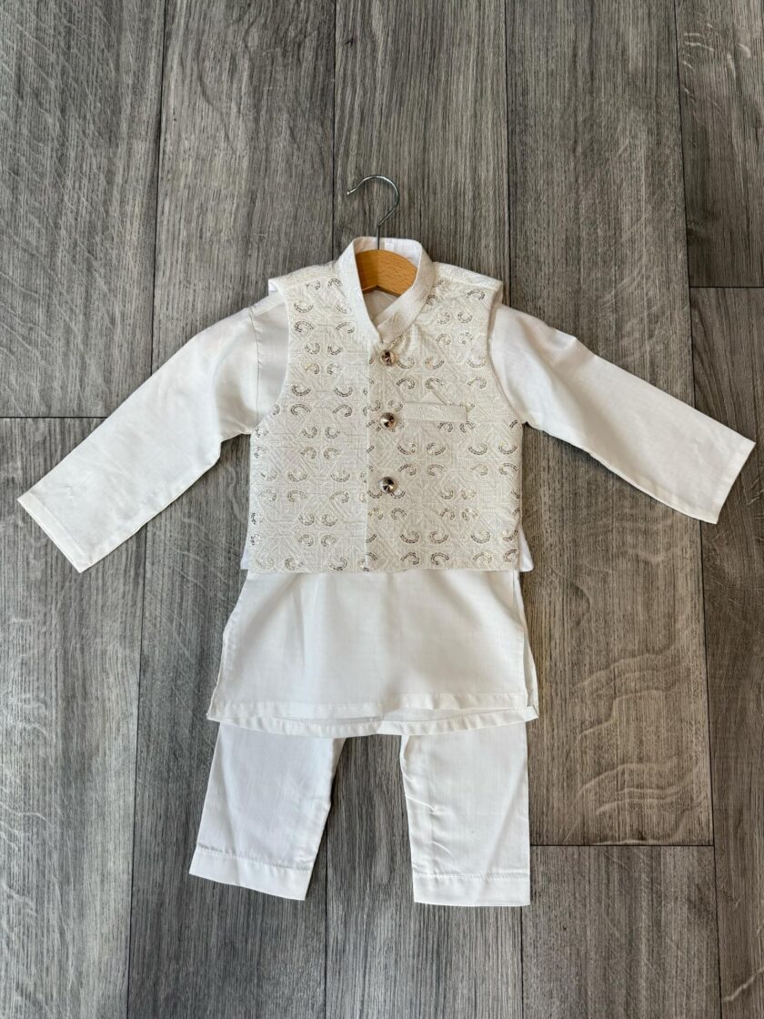 Shalwaar kameez wit met waistcoat artikelnummer 0518 maat 74 98/104 en 146
