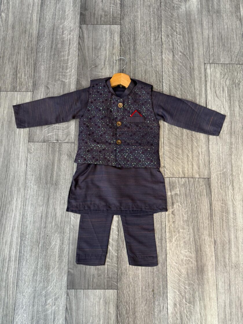 Shalwaar kameez wit met waistcoat artikelnummer 0545 maat 98/104 en 128