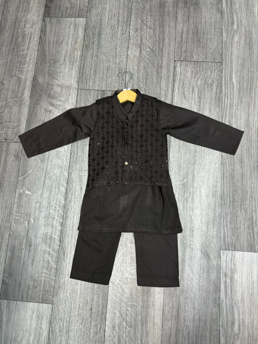 Katoenen shalwaar kameez met waistcoat artikelnummer 0532 maat 74/80 en 122