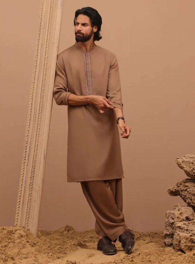 Junaid Jamshed shalwaar kameez kameelkleur maat S 8848