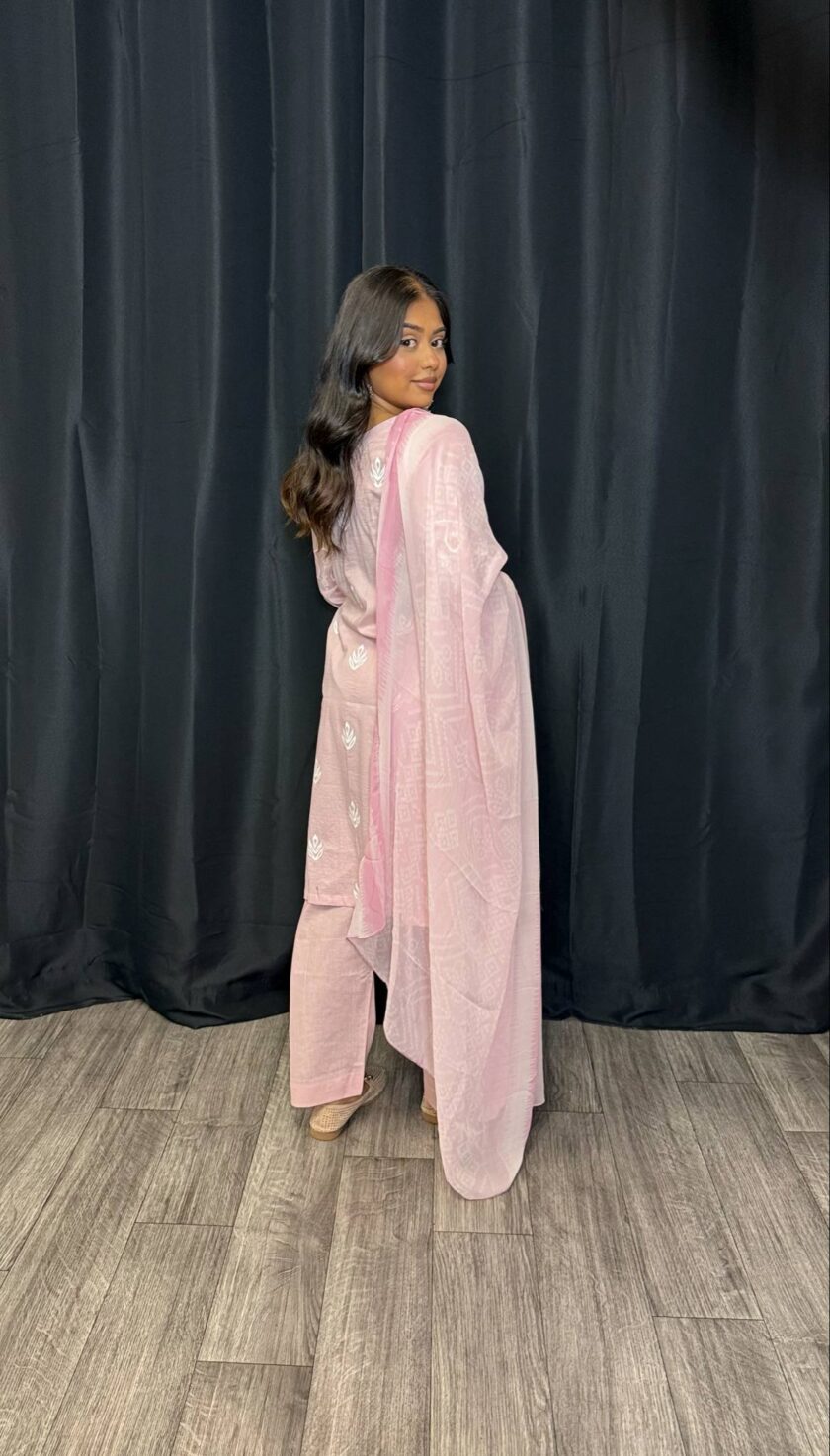 Lawn suit roze met wit chickenkari border met chiffon dupatta - Afbeelding 2