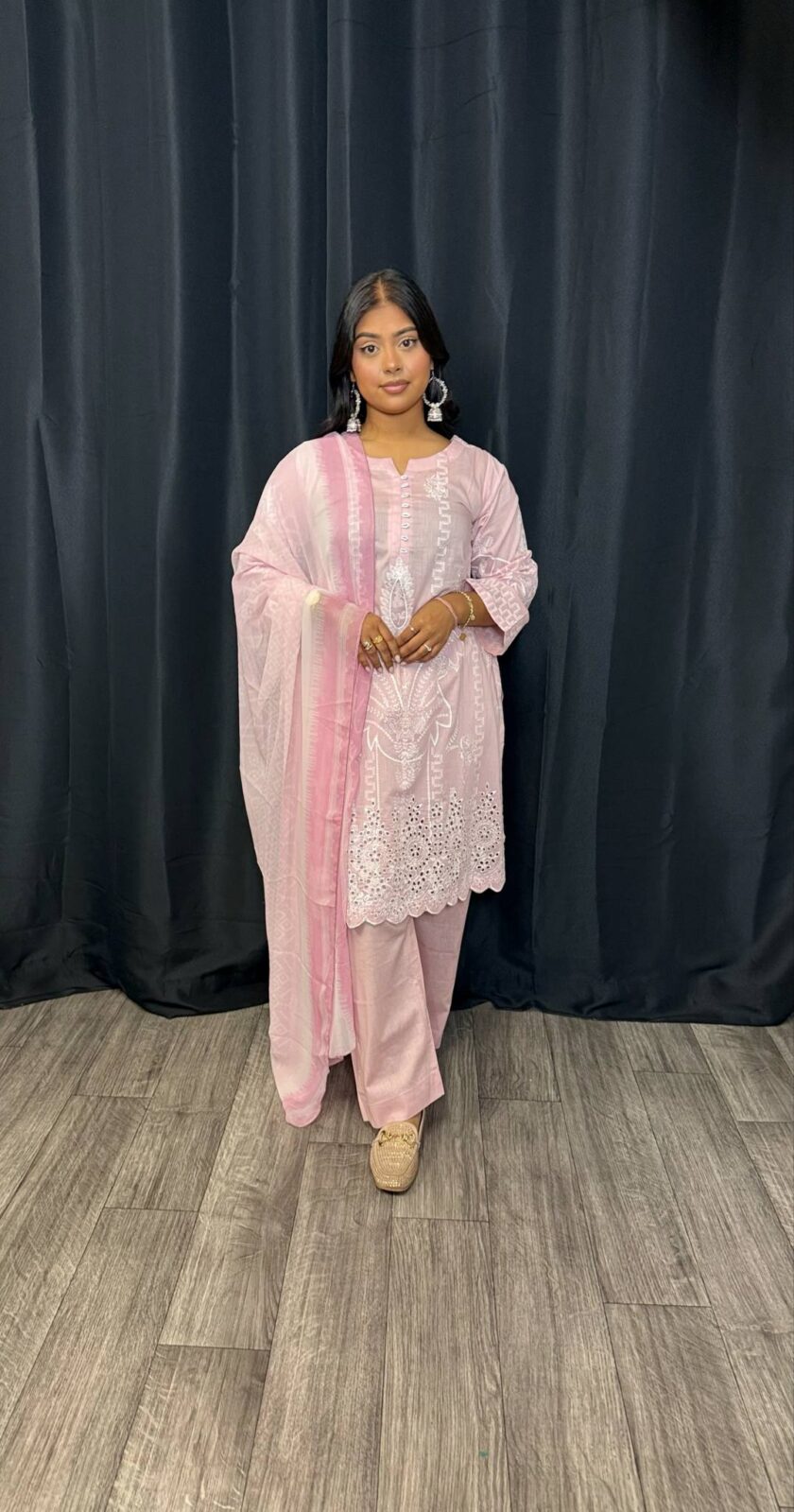Lawn suit roze met wit chickenkari border met chiffon dupatta
