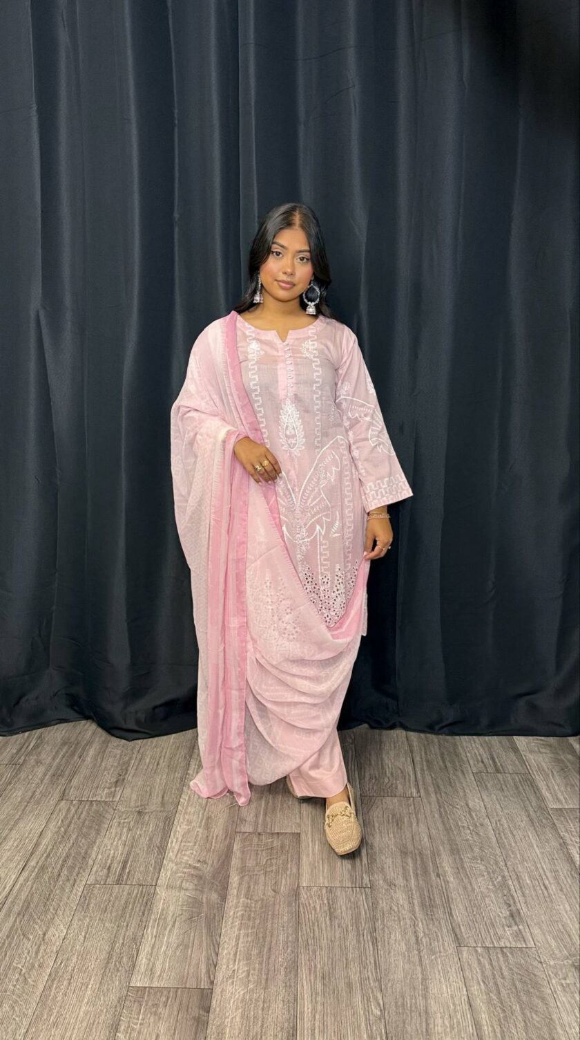 Lawn suit roze met wit chickenkari border met chiffon dupatta - Afbeelding 3