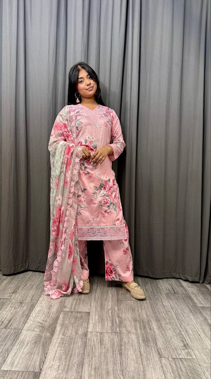 Lawn suit bloemen print met lace en chiffon dupatta