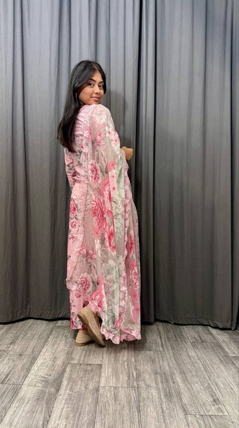Lawn suit bloemen print met lace en chiffon dupatta - Afbeelding 3