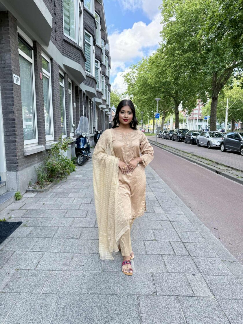 Lawn suit crème met chiffon dupatta - Afbeelding 3