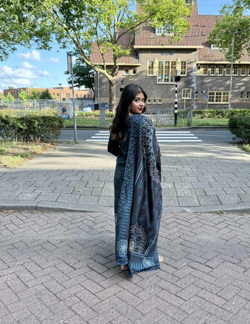 Lawn suit zwart met blauw chiffon dupatta - Afbeelding 2