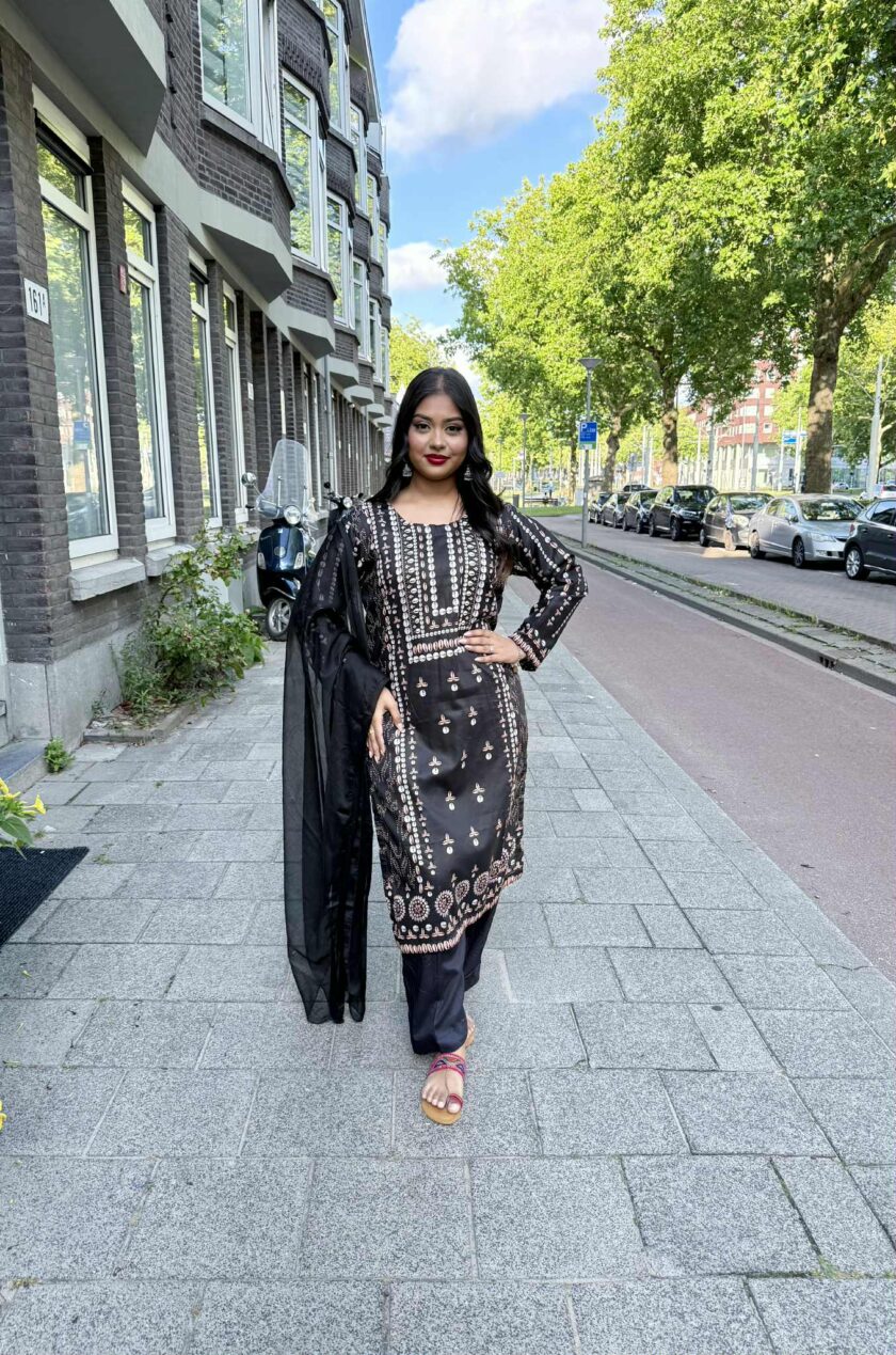 Lawn suit zwart met bruin chiffon dupatta
