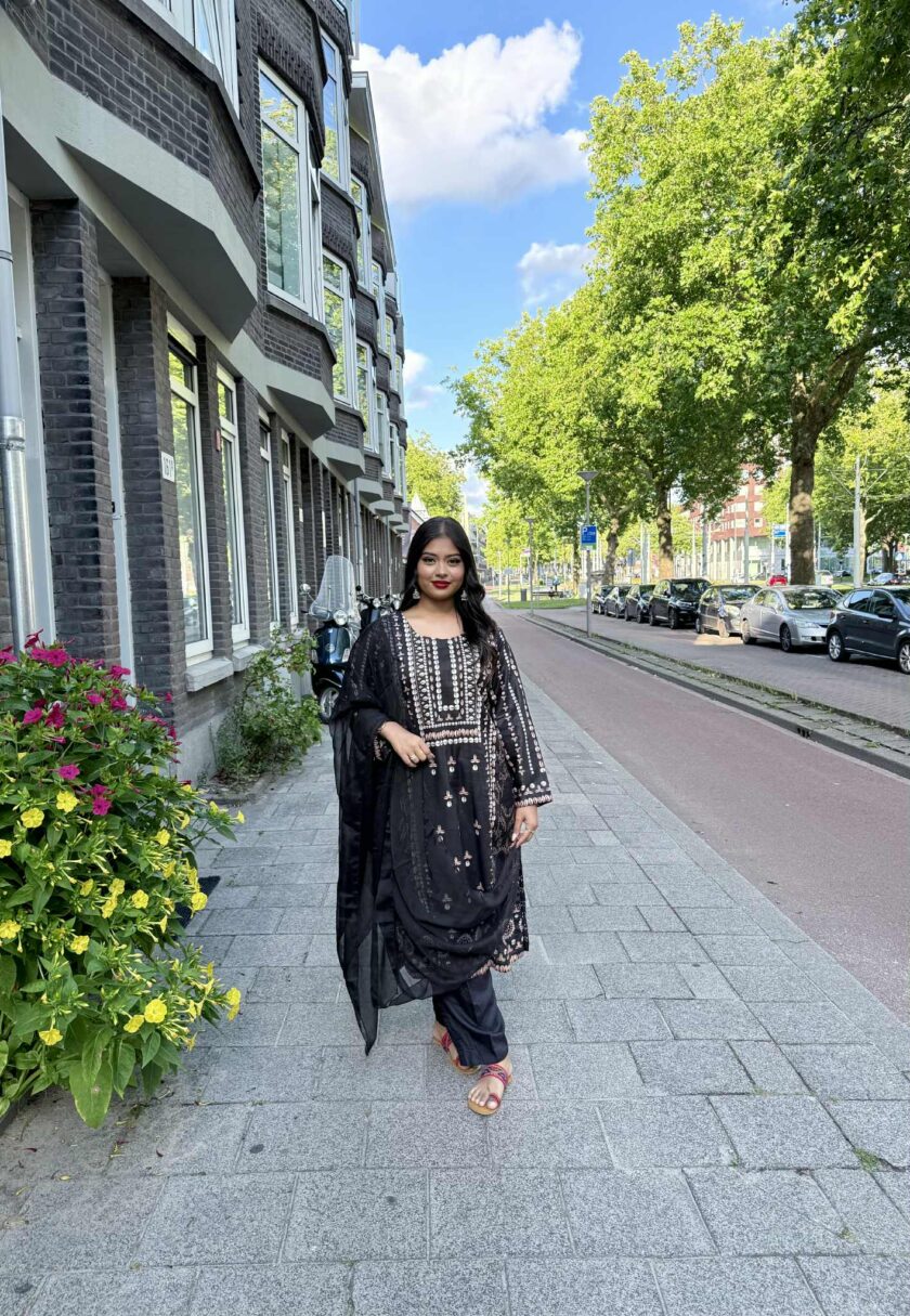 Lawn suit zwart met bruin chiffon dupatta - Afbeelding 3