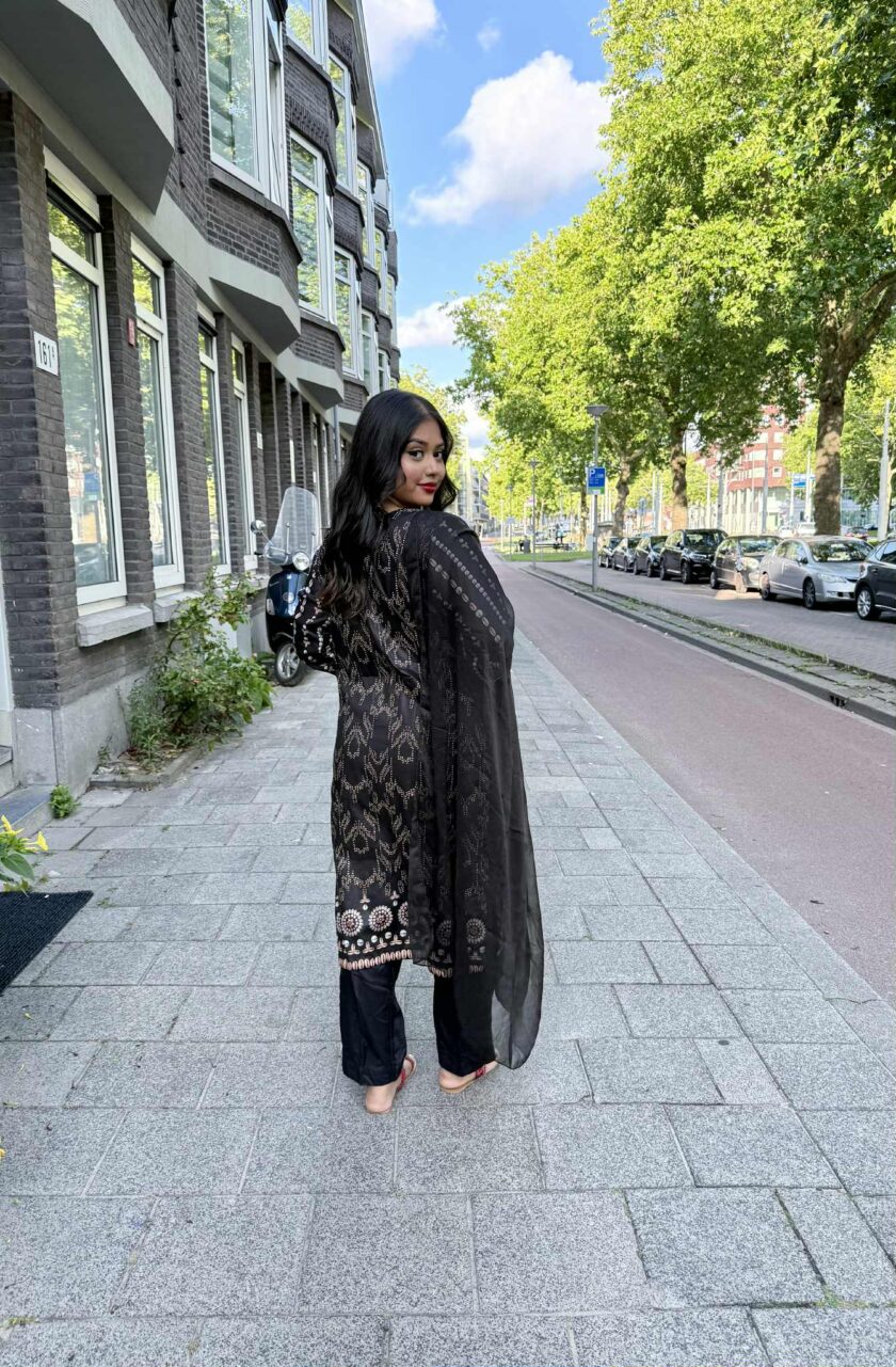 Lawn suit zwart met bruin chiffon dupatta - Afbeelding 2