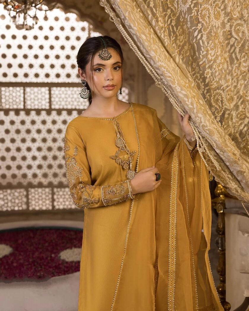 Shaposh mosterd embroidered suit