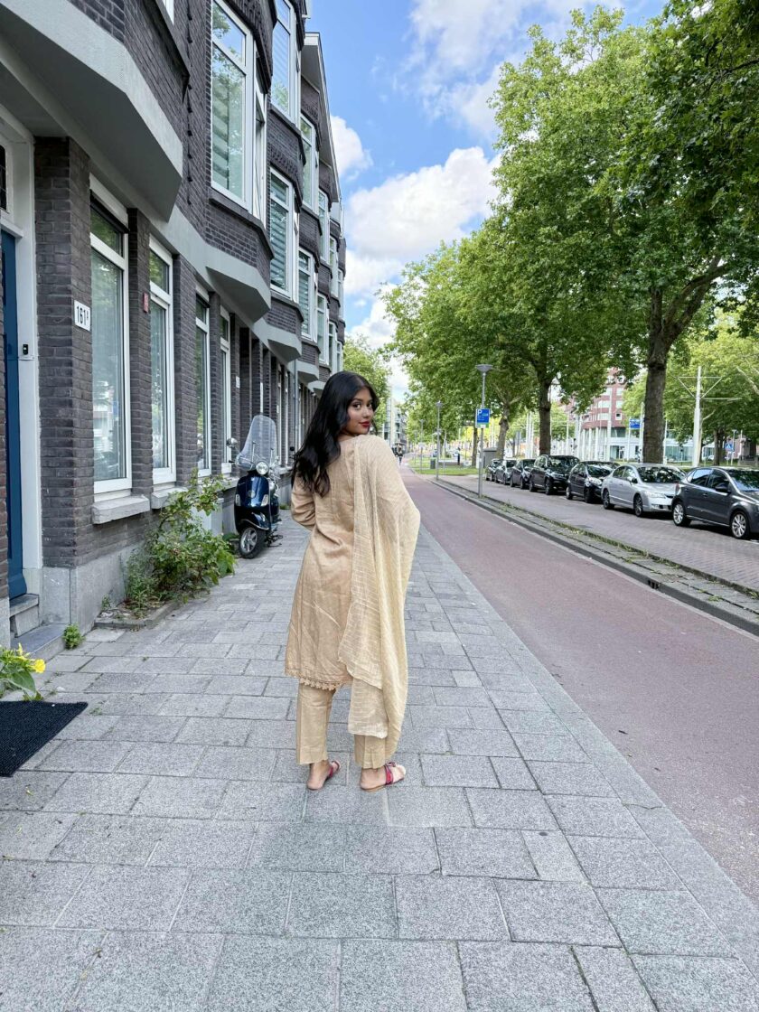 Lawn suit crème met chiffon dupatta - Afbeelding 2