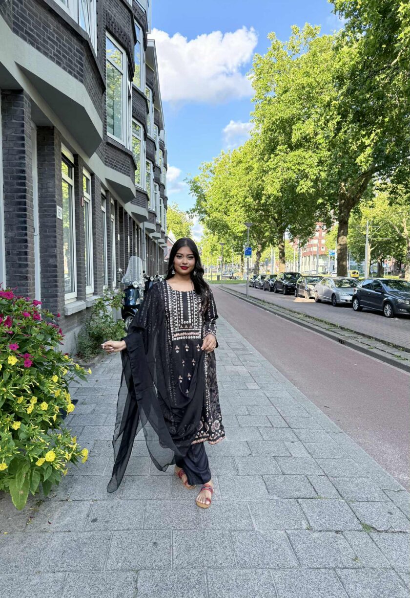 Lawn suit zwart met bruin chiffon dupatta - Afbeelding 4