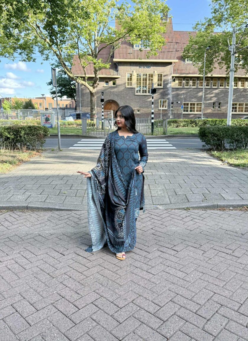 Lawn suit zwart met blauw chiffon dupatta - Afbeelding 3