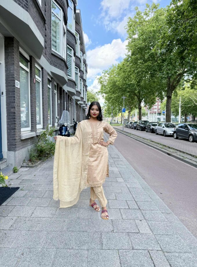 Lawn suit crème met chiffon dupatta