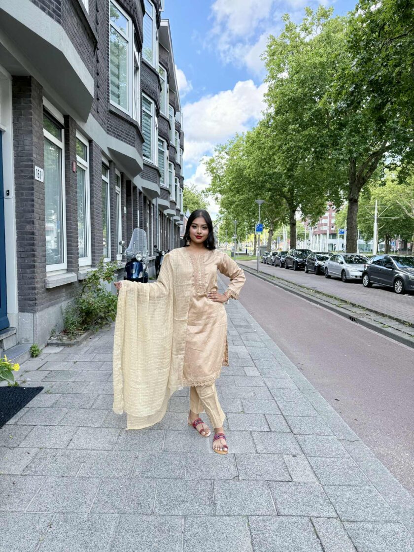 Lawn suit crème met chiffon dupatta