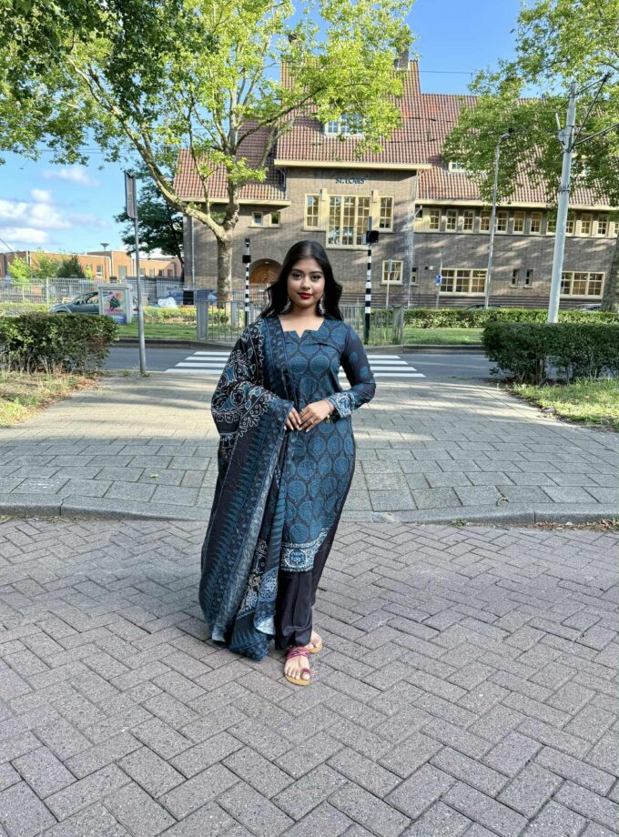 Lawn suit zwart met blauw chiffon dupatta