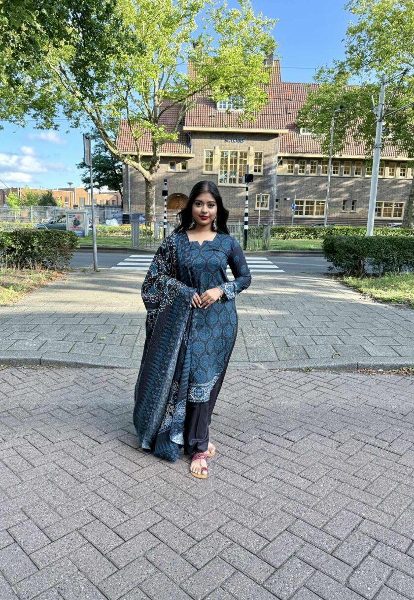 Lawn suit zwart met blauw chiffon dupatta