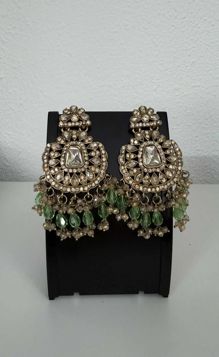 Oorbellen mintgroen op goud 01661