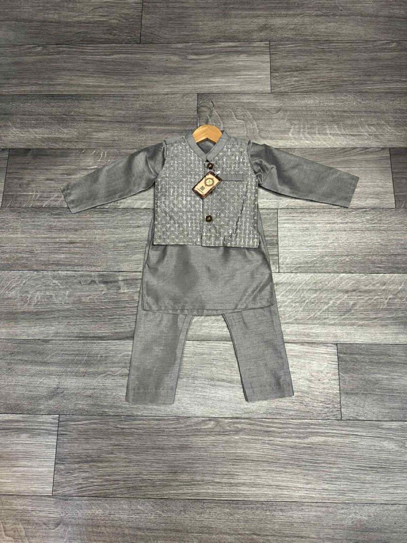 Raw silk kurta pyjama met waistcoat artikel 11899 maat 74/80 98/104 116 en 134/140