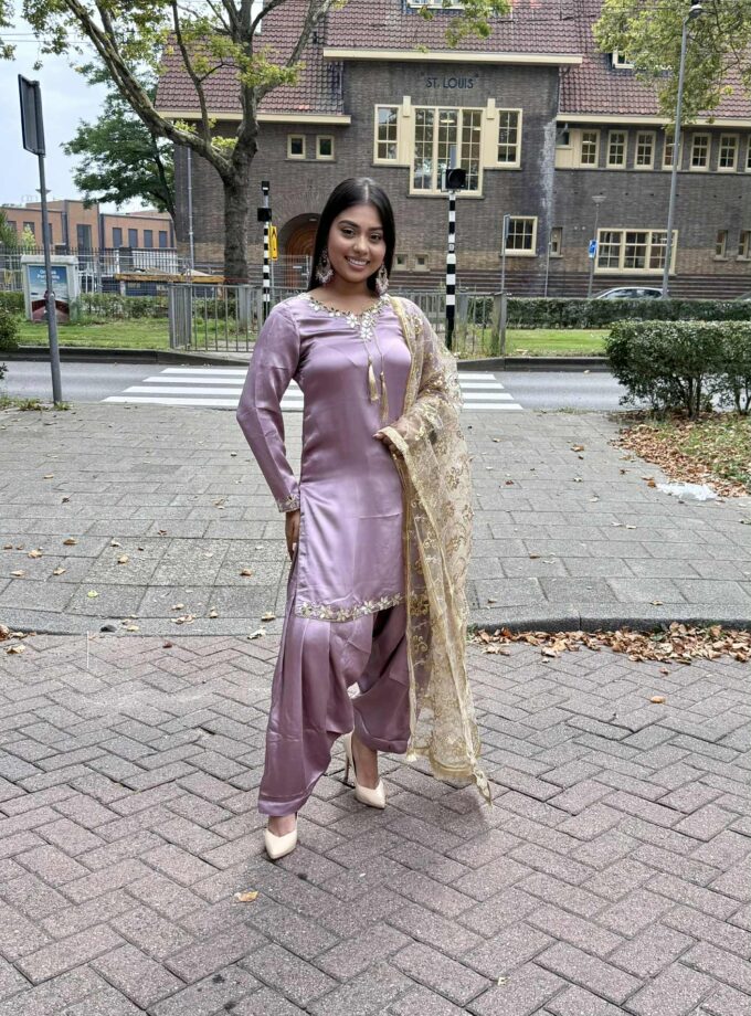 Silk patiala suit met net dupatta 02325