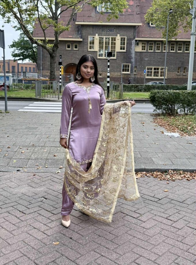 Silk patiala suit met net dupatta 02325