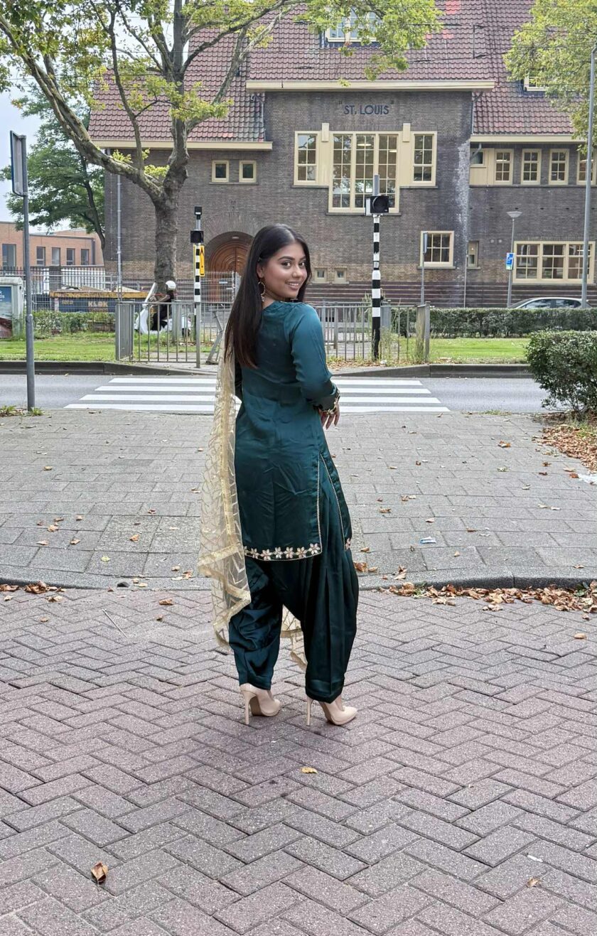 Silk patiala suit met net dupatta 02327 - Afbeelding 2