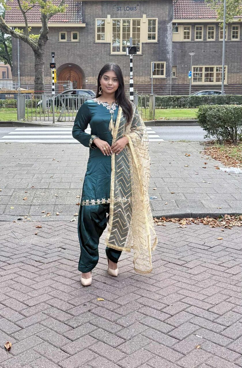 Silk patiala suit met net dupatta 02327