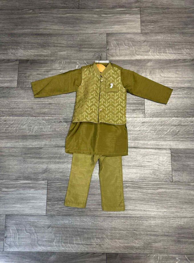 Raw silk shalwaar kameez met waistcoat artikel 11932 maat 80/86
