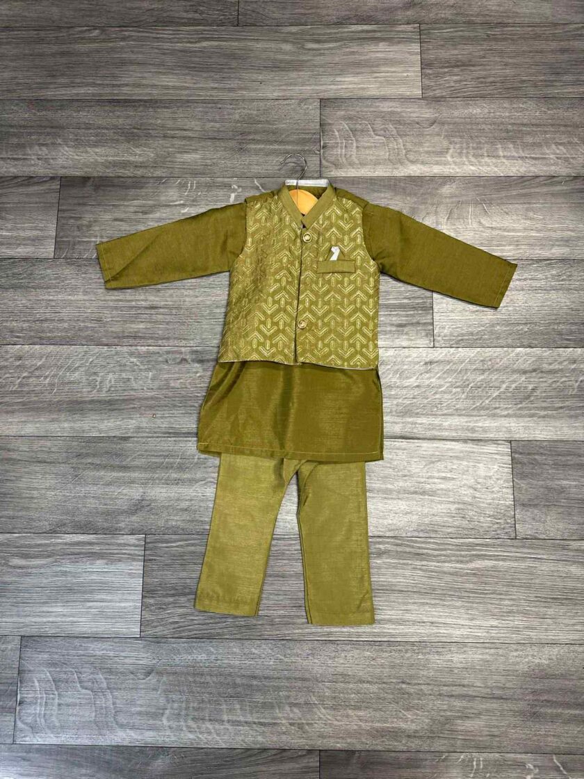 Raw silk shalwaar kameez met waistcoat artikel 11932 maat 80/86