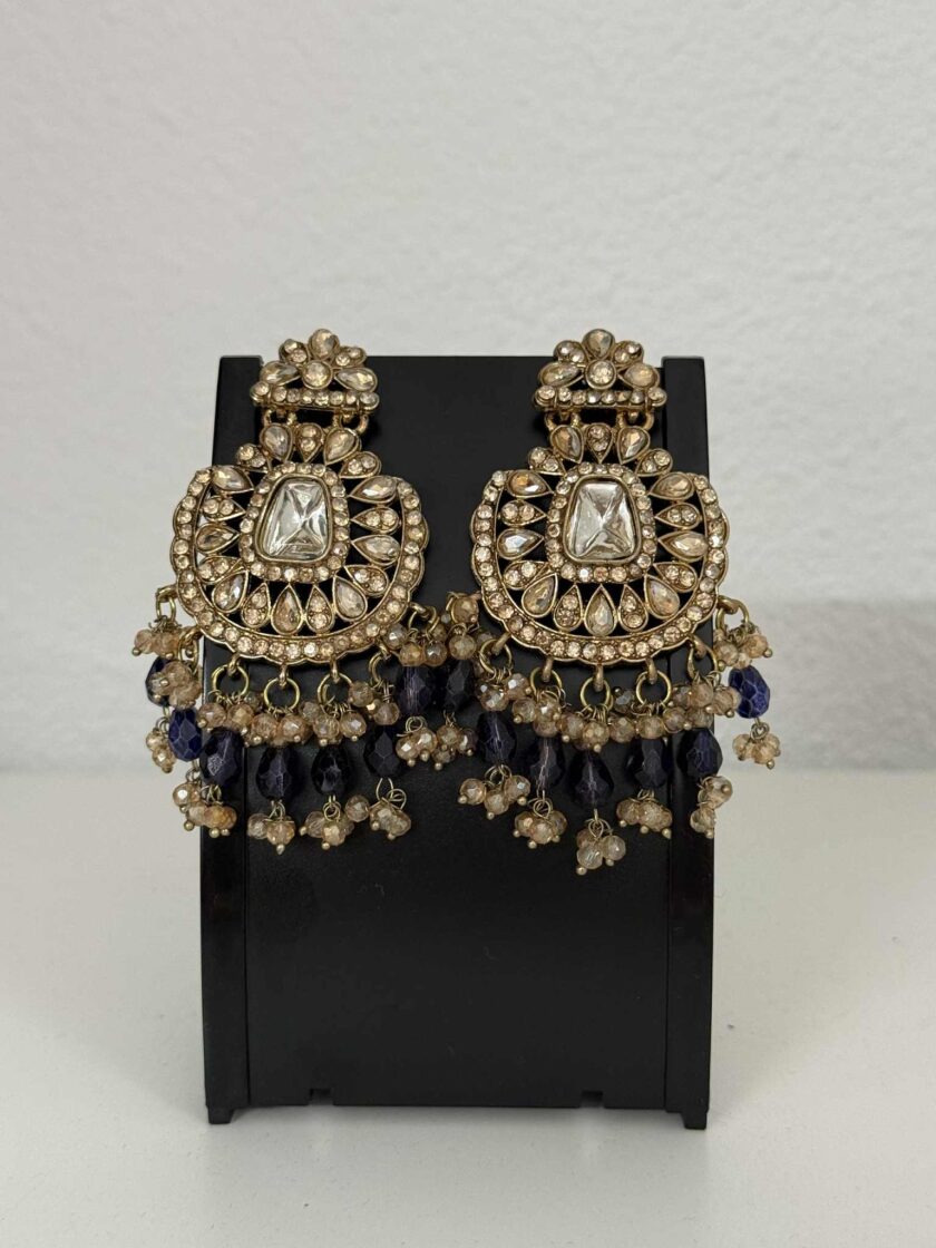 Oorbellen donkerpaars op goud 01664
