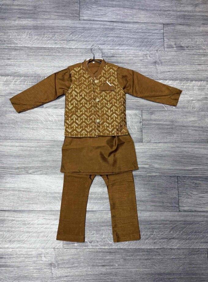 Raw silk shalwaar kameez met waistcoat artikel 12107 maat 74/80 116 en 122