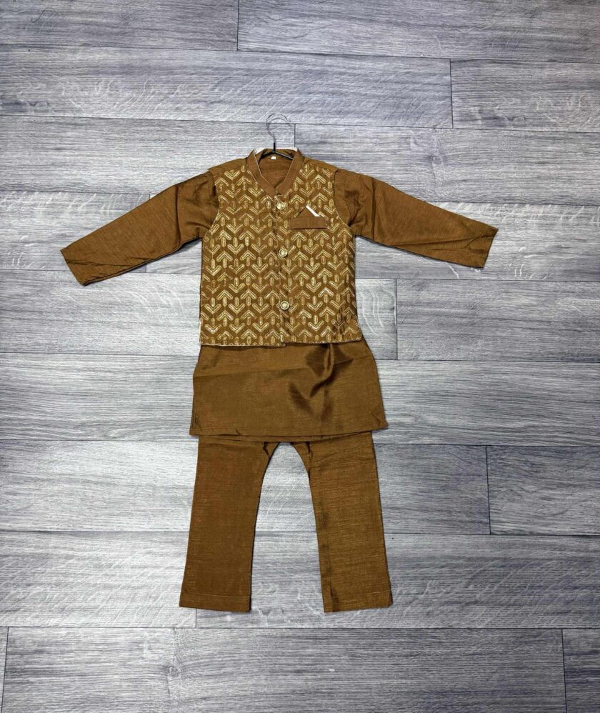 Raw silk shalwaar kameez met waistcoat artikel 12107 maat 74/80 116 en 122