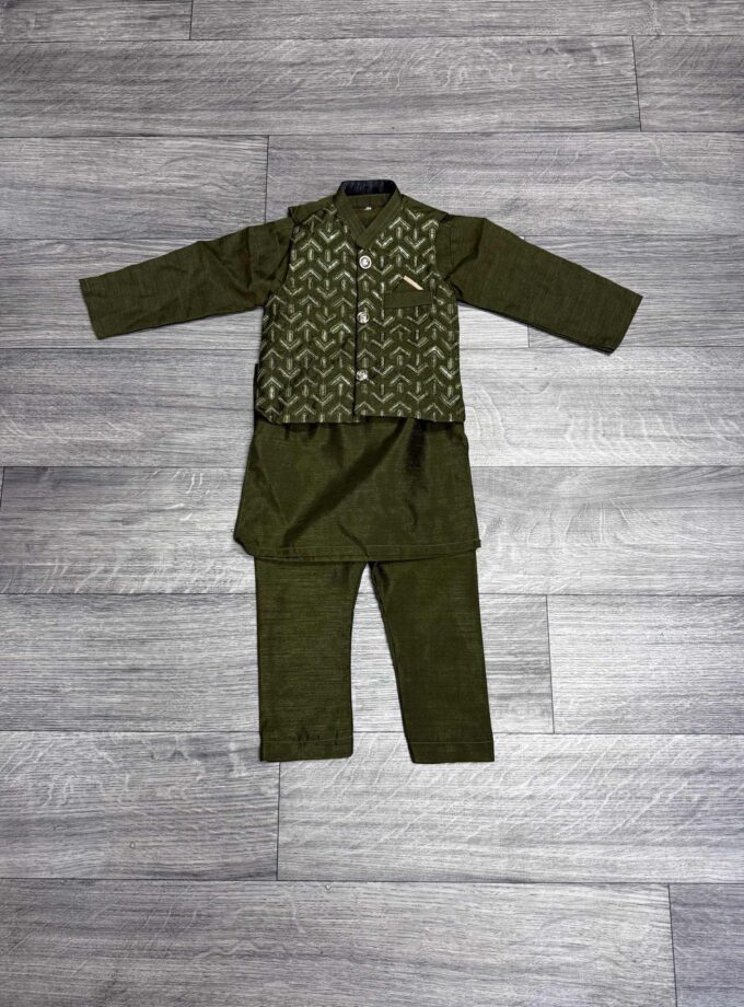 Raw silk shalwaar kameez met waistcoat artikel 12102 maat 86/92 en 122