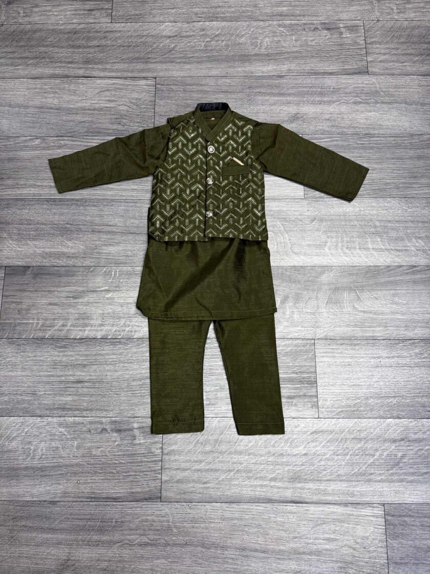 Raw silk shalwaar kameez met waistcoat artikel 12102 maat 86/92 en 122