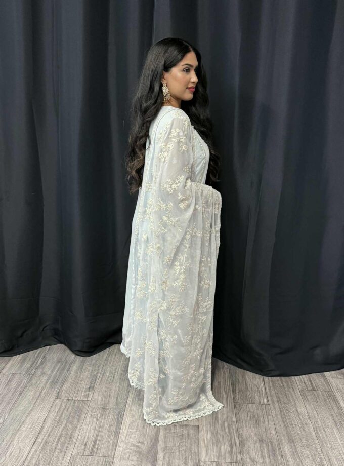 Chiffon suit draadbewerkt lichtblauw met wit