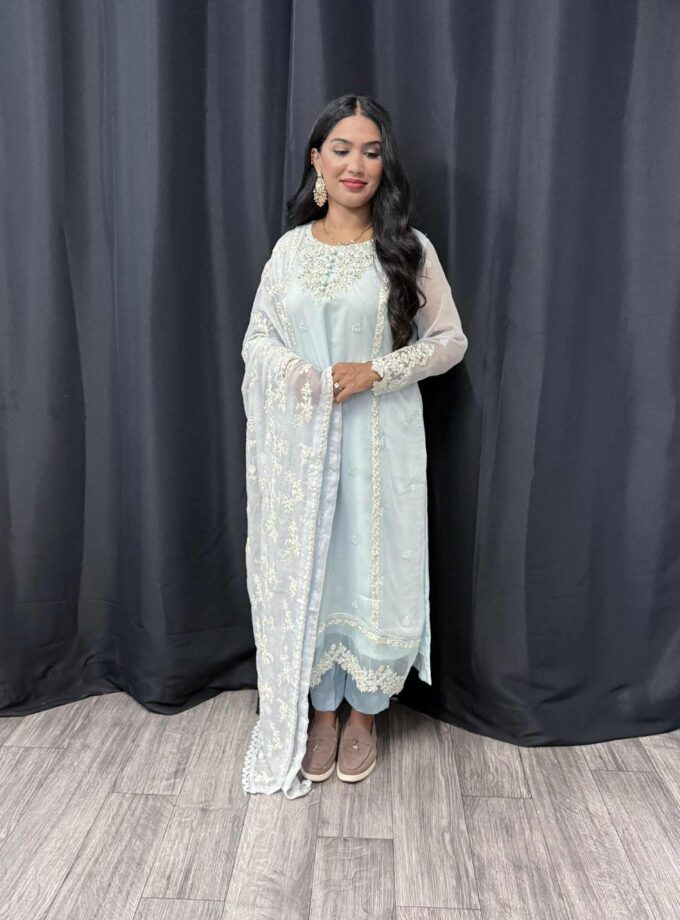 Chiffon suit draadbewerkt lichtblauw met wit