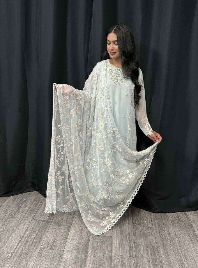 Chiffon suit draadbewerkt lichtblauw met wit