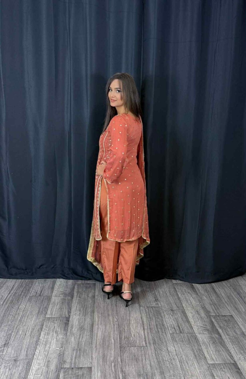 Oud roze chiffon suit met chiffon dupatta artikel 12182 - Afbeelding 2