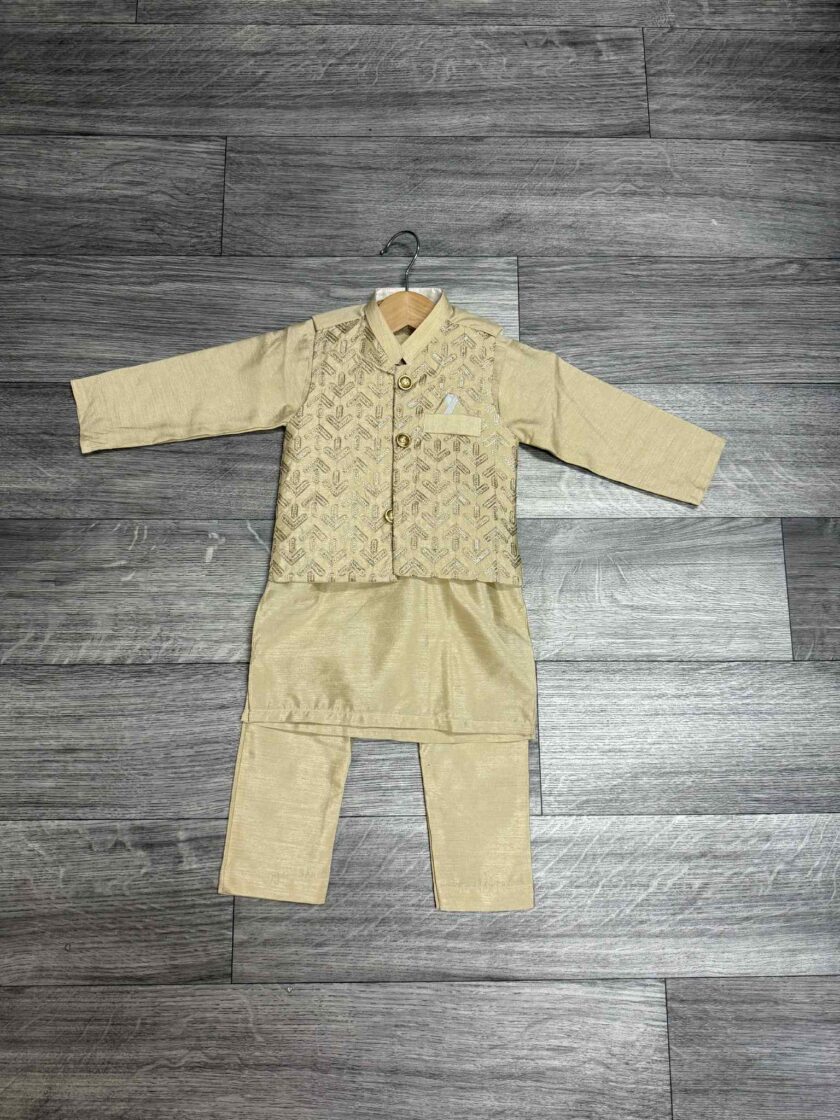 Raw silk shalwaar kameez met waistcoat artikel 12048 maat 74/80 86/92 en 122